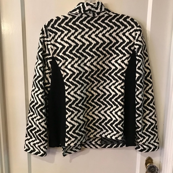 Like New Chico’s Black/white zig zag jacket - Picture 2 of 3